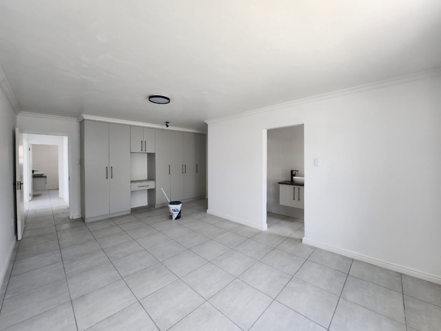 To Let 5 Bedroom Property for Rent in Wavecrest Eastern Cape